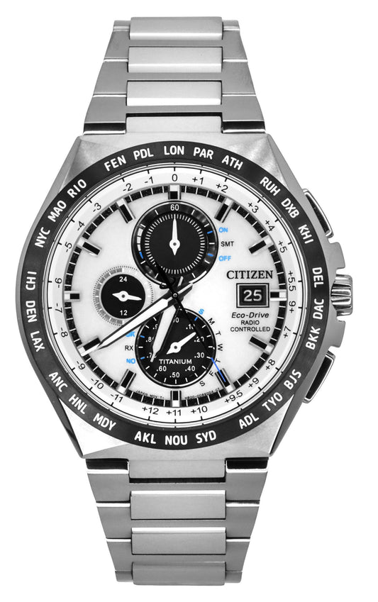 Citizen Eco-Drive Radio Controlled GMT Chronograph Super Titanium Silberfarbenes Zifferblatt AT8238-84A 100M Herrenuhr