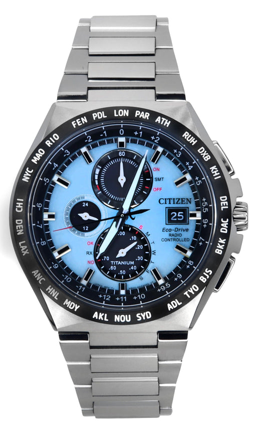 Citizen Eco-Drive Radio Controlled GMT Chronograph Super Titanium Light Blaues Zifferblatt AT8238-84M 100M Herrenuhr