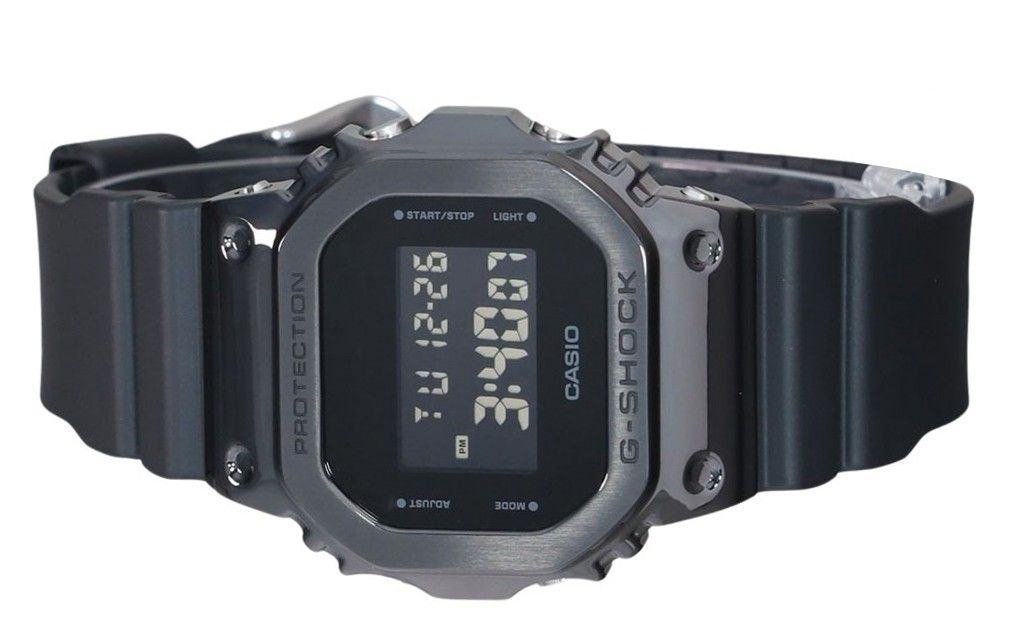 Casio G-Shock Digital Metal Bezel Resin Strap Quarz GM-5600UB-1 200M Herrenuhr